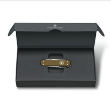 Cargar imagen en el visor de la galería, Multiherramienta Victorinox Classic SD Alox E.D. 2024, Hazel Brown 0.6221.L24

