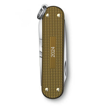 Cargar imagen en el visor de la galería, NAVAJA VICTORINOX CLASSIC SD ALOX E.D. 2024, HAZEL BROWN 0.6221.L24
