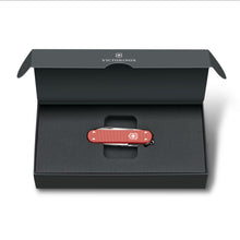 Cargar imagen en el visor de la galería, Multiherramienta Victorinox Classic SD Alox Stone Red E.D. 2025, 0.6221.L25
