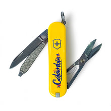 Cargar imagen en el visor de la galería, Navaja Victorinox Classic SD Orgullo Tricolor Edición Mundial, Amarilla
