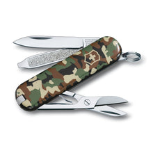 Cargar imagen en el visor de la galería, Multiherramienta Victorinox Classic SD, camuflada 0.6223.94
