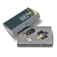 Cargar imagen en el visor de la galería, Multiherramienta Victorinox Classic SD New York Style, 0.6223.E223
