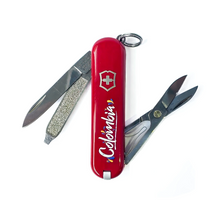 Cargar imagen en el visor de la galería, Navaja Victorinox Classic SD Orgullo Tricolor Edición Mundial, Roja

