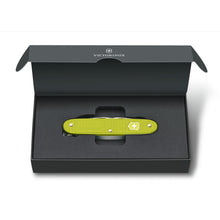 Cargar imagen en el visor de la galería, NAVAJA VICTORINOX PIONNER X ALOX ELECTRIC YELLOW ED. 2023 0.8231.L23
