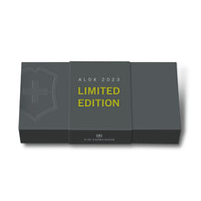 Cargar imagen en el visor de la galería, NAVAJA VICTORINOX CLASSIC SD ALOX ELECTRIC YELLOW ED. 2023 0.6221.L23
