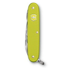 Cargar imagen en el visor de la galería, NAVAJA VICTORINOX PIONNER X ALOX ELECTRIC YELLOW ED. 2023 0.8231.L23
