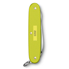 Cargar imagen en el visor de la galería, NAVAJA VICTORINOX PIONNER X ALOX ELECTRIC YELLOW ED. 2023 0.8231.L23
