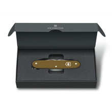 Cargar imagen en el visor de la galería, NAVAJA VICTORINOX PIONNER X ALOX HAZEL BROWN ED. 2024 0.8231.L24
