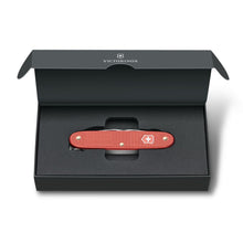 Cargar imagen en el visor de la galería, Multiherramienta Victorinox Pionner X Alox Stone Red ED. 2025 0.8231.L25
