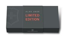Cargar imagen en el visor de la galería, Multiherramienta Victorinox Classic SD Alox Stone Red E.D. 2025, 0.6221.L25
