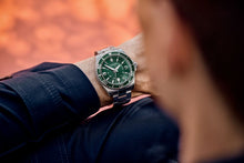 Load image into Gallery viewer, RELOJ VICTORINOX MAVERICK LARGE 43MM VERDE BRAZALETE, 241934
