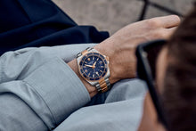 Load image into Gallery viewer, RELOJ VICTORINOX MAVERICK LARGE 43MM DORADO BRAZALETE, 241950
