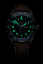 Load image into Gallery viewer, RELOJ VICTORINOX SWISS ARMY QUARTZ 42MM, CUERO CAFE 242040
