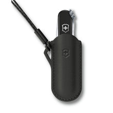 Cargar imagen en el visor de la galería, Funda en cuero Victorinox Dark illusion para Classic SD, 4.0670.3
