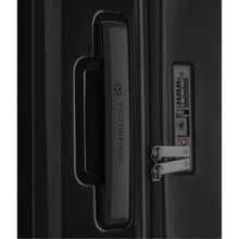 Load image into Gallery viewer, MALETA VICTORINOX AIROX MEDIUM HARDSIDE CASE, NEGRO 612506
