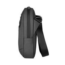 Cargar imagen en el visor de la galería, MANOS LIBRES VICTORINOX ARCHITECTURE URBAN2, NEGRO 612668
