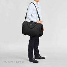 Cargar imagen en el visor de la galería, MALETIN VICTORINOX WERKS TRAVELER WEEKENDER, NEGRO 653652
