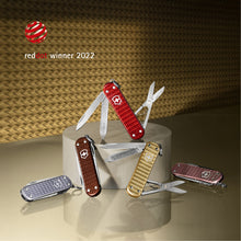 Cargar imagen en el visor de la galería, Multiherramienta Victorinox Classic SD Precious Alox, Brass gold 0.6221.408G
