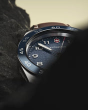 Load and play video in Gallery viewer, RELOJ VICTORINOX SWISS ARMY QUARTZ 42MM, CUERO CAFE 242040
