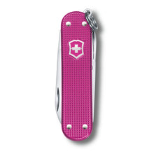 Cargar imagen en el visor de la galería, Multiherramienta Victorinox Classic SD Alox Flamingo party, 0.6221.251G
