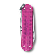 Cargar imagen en el visor de la galería, Multiherramienta Victorinox Classic SD Alox Flamingo party, 0.6221.251G
