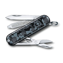 Cargar imagen en el visor de la galería, Multiherramienta Victorinox Classic SD, Camuflada marina0.6223.942
