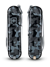 Cargar imagen en el visor de la galería, Multiherramienta Victorinox Classic SD, Camuflada marina0.6223.942

